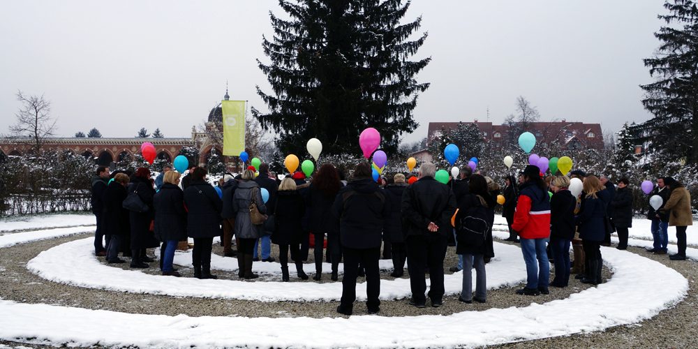 Verbaschiedung mit Luftballons in der Himmelsspirale Naturbestattung GmbH