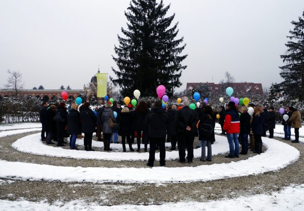 Verbaschiedung mit Luftballons in der Himmelsspirale Naturbestattung GmbH