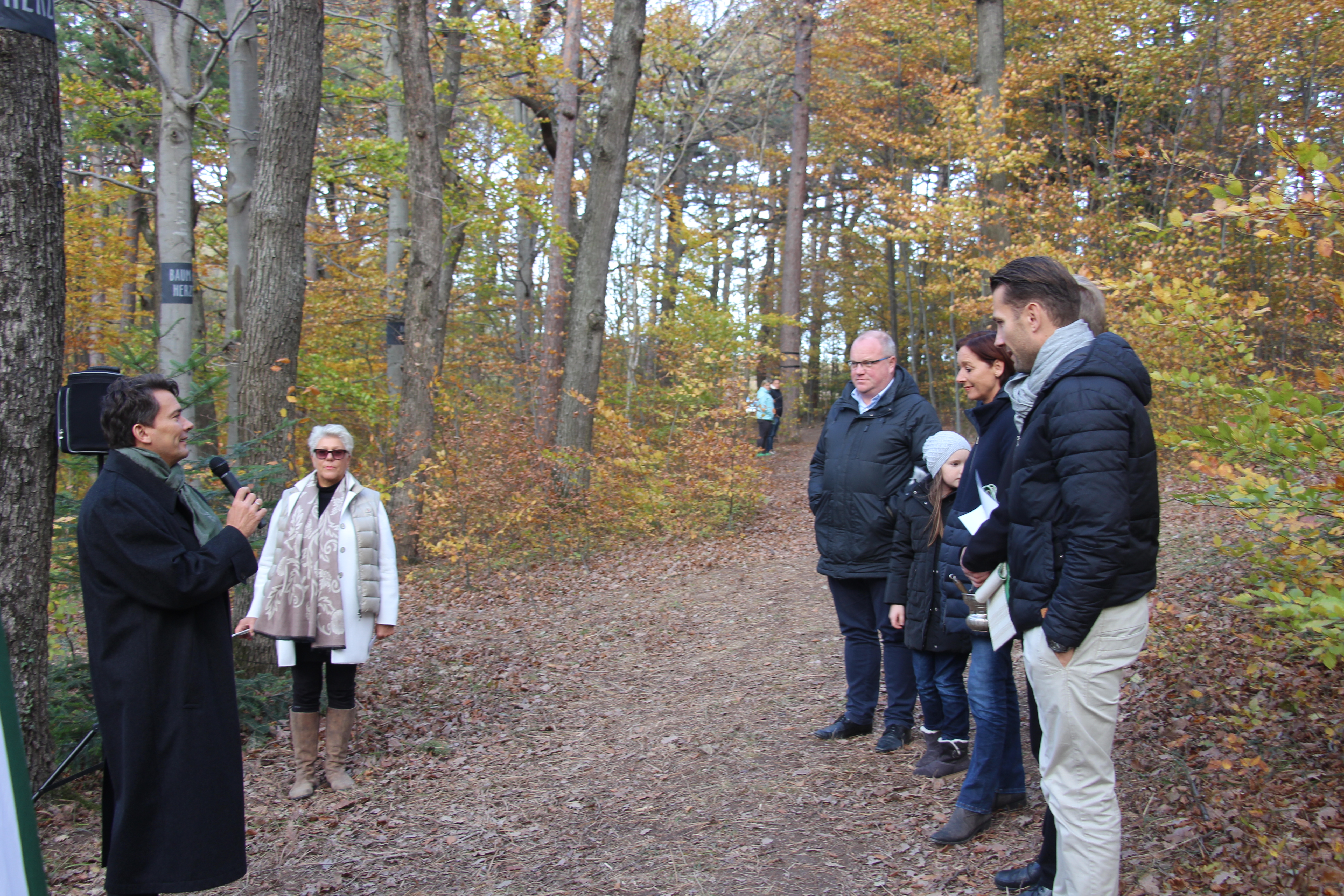 Gedenkfeier im Wald der Ewigkeit Allerheiligen Allerseelen Naturbestattung Gmbh Zadrobilek Baumbestattung Waldbestattung