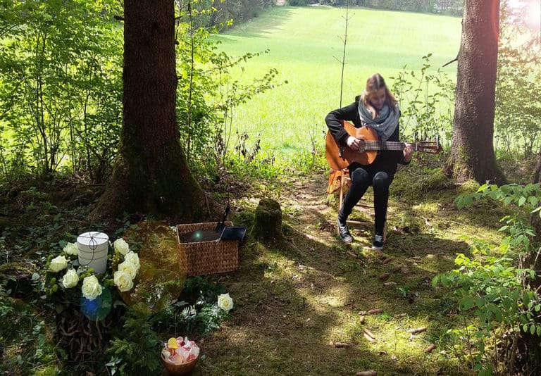 Baumbestattung und Urnenbeisetzung im Wald der Ewigkeit in Kundl Tirol Waldfriedhof_Naturbestattung Gmbh Zadrobilek