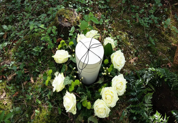 Baumbestattung und Urnenbeisetzung im Wald der Ewigkeit in Kundl Tirol Waldfriedhof_Naturbestattung Gmbh Zadrobilek